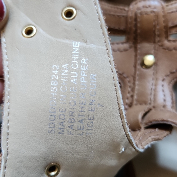 🎊HP🎊 Denver Hayes Wedge Style Heels Tan 7 - Picture 4 of 10